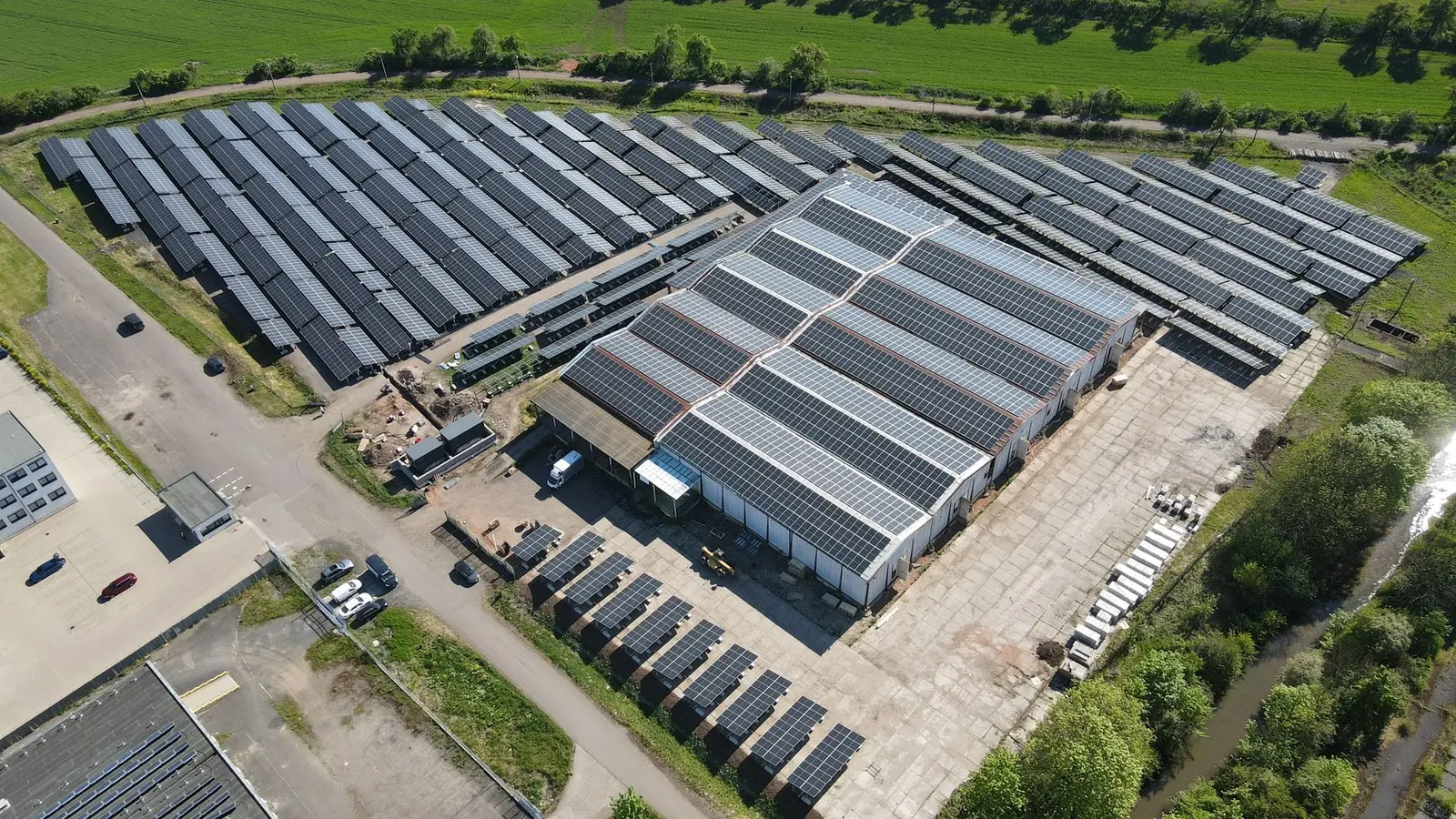 Letecký pohled na areál, jehož střechy nese fotovoltaická elektrárna o výkonu 4 MW